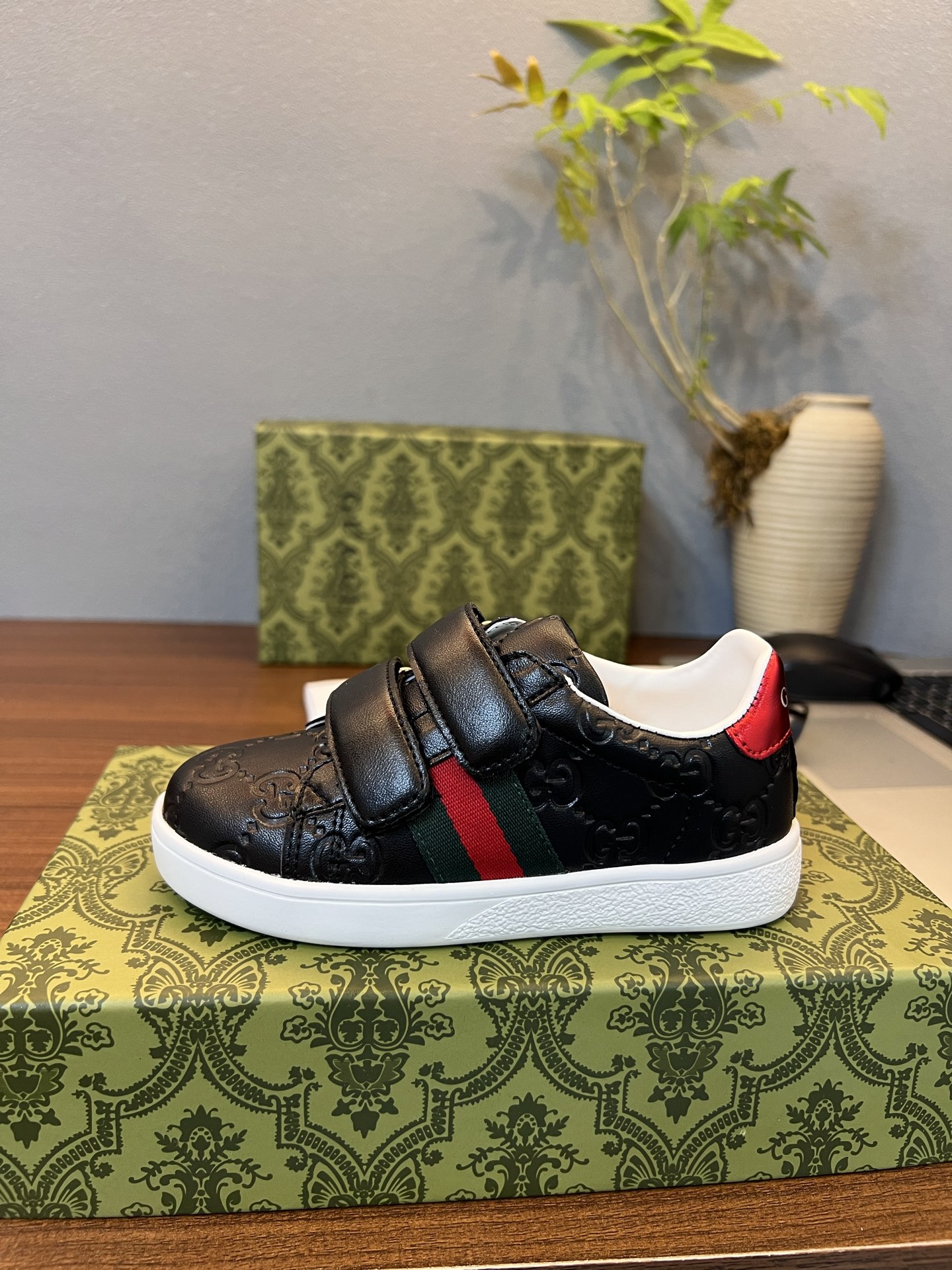 Children's shoes child